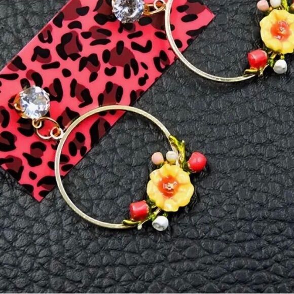🌼 Betsey Johnson NEW round dangle embellished earrings 🌼 - Picture 1 of 6
